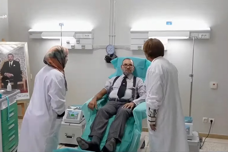 الملك يتفقد الضحايا ويتبرع بالدم