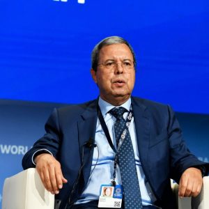 زغنون: القطاع العمومي يواكب تحديات المستقبل بخلق الثروة ومناصب الشغل