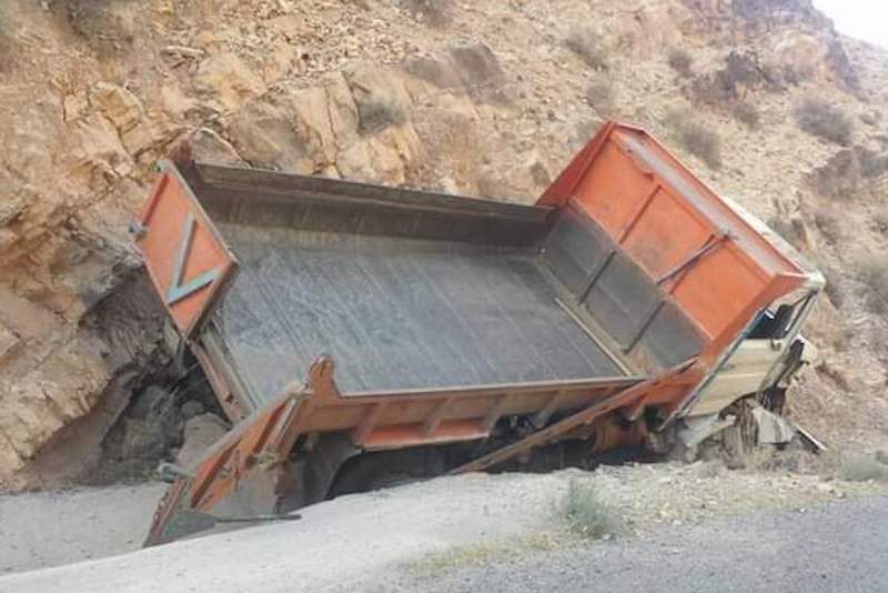 مقتل طفل وإصابة والده في انقلاب شاحنة