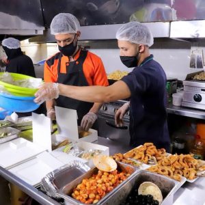 الإقبال على "الوجبات السريعة" يستفسر عن الجودة والآثار الصحية