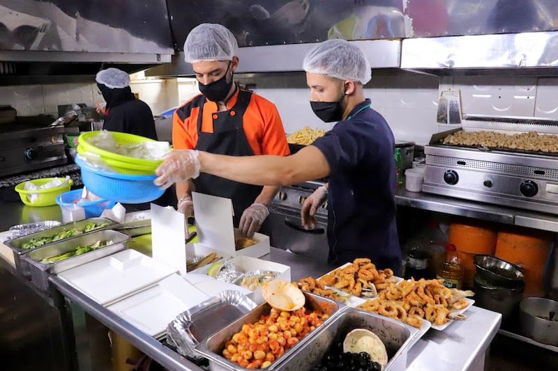 الإقبال على "الوجبات السريعة" يستفسر عن الجودة والآثار الصحية