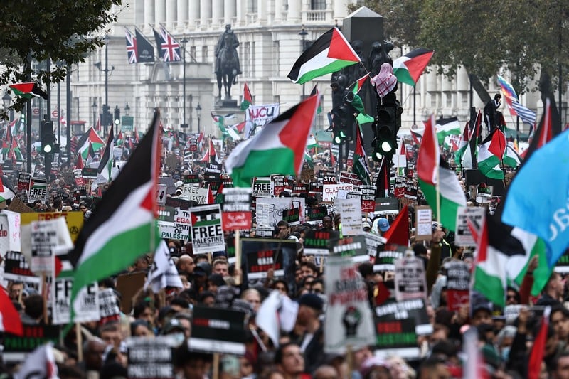 حوالي 100 ألف متظاهر يشاركون في مسيرة مؤيدة للفلسطينيين وسط لندن