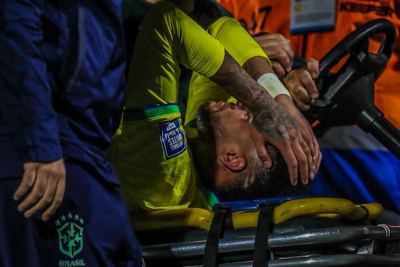 "لاعب زجاجي" .. البرازيلي نيمار يعاني مجددا من قطع في الرباط الصليبي