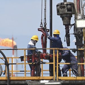 "مخاوف الطلب" تخفض أسعار النفط العالمية