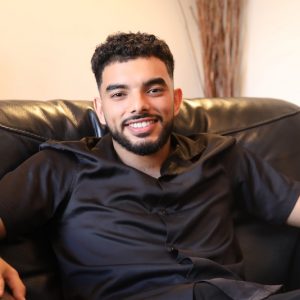 أيمن أمارير .. شاب يختار احتراف الطيران والإقبال على الاستثمار في المهجر