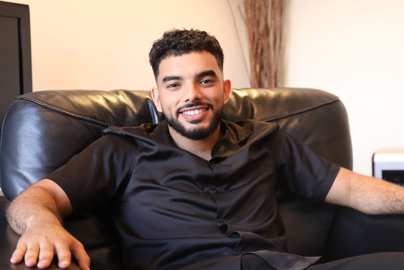 أيمن أمارير .. شاب يختار احتراف الطيران والإقبال على الاستثمار في المهجر