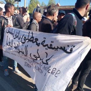 معطلو إملشيل يحتجون أمام عمالة ميدلت
