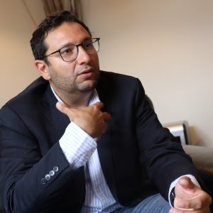 إسماعيل العلوي يجني المكاسب المالية من "كسر الملل" في محطات الوقود