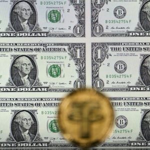 الدولار يتأرجح والعملات المشفرة ترتفع