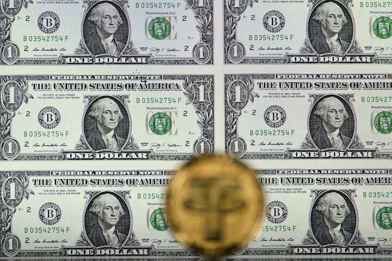 الدولار يتأرجح والعملات المشفرة ترتفع