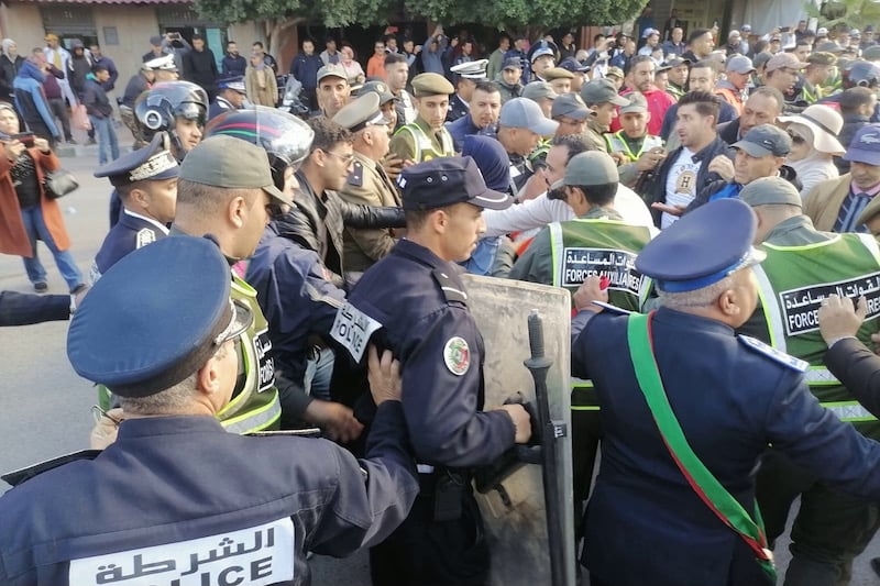 تدخل أمني يفض احتجاج أساتذة في تاوريرت