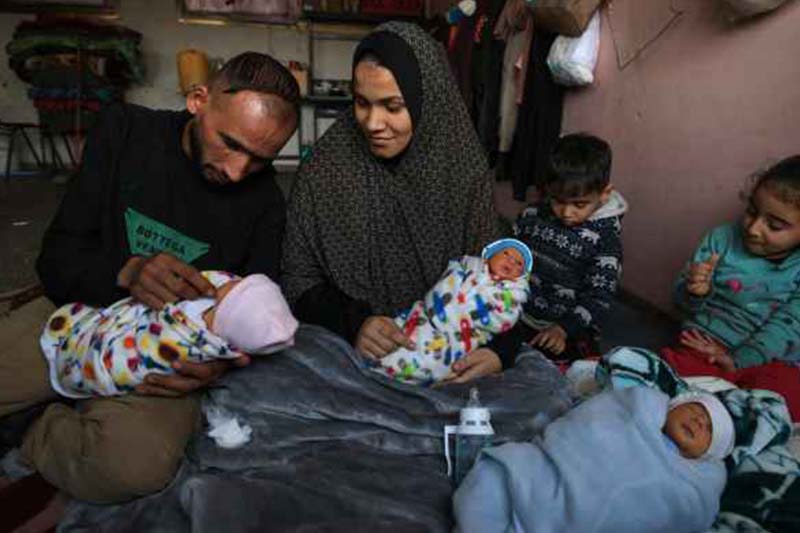 في خضم الحرب بغزة.. فلسطينية نزحت مشياً ووَلَدت 4 توائم قيصريا