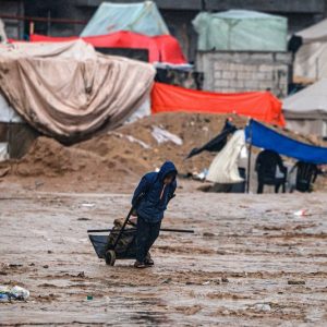الحرب تحول المال إلى "مجرد ورق" في غزة