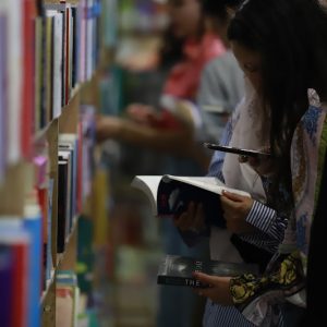 محمد بلحاج .. كتبي يميل إلى "لغة شكسبير" بمدينة الرباط