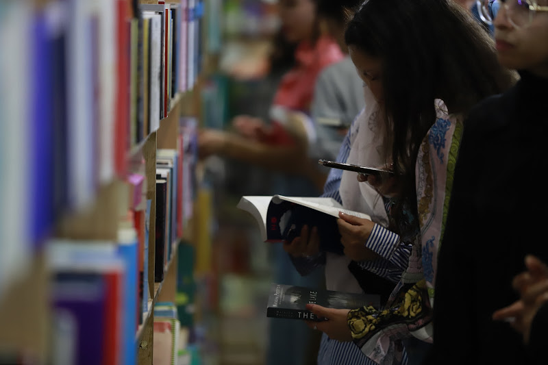 محمد بلحاج .. كتبي يميل إلى "لغة شكسبير" بمدينة الرباط
