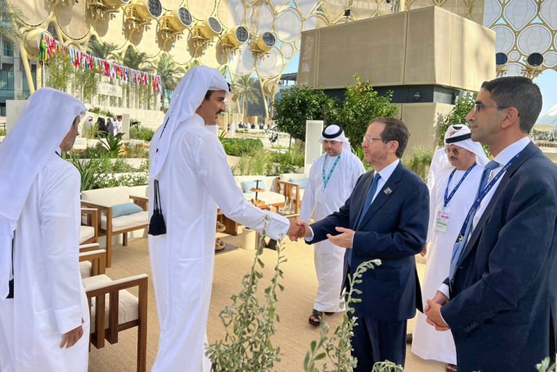 الرئيس الإسرائيلي وأمير قطر يتبادلان التحية