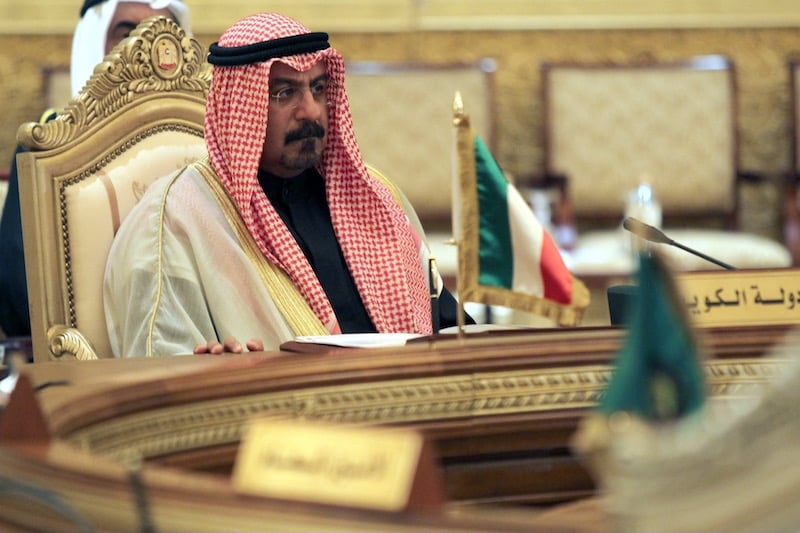 أمير دولة الكويت يملأ "فراغ ولاية العهد"