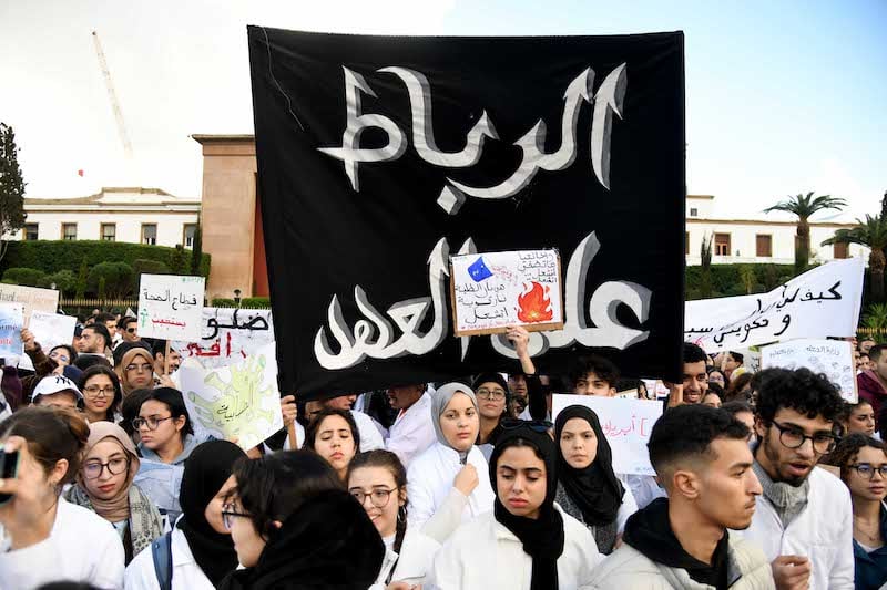 طلبة كليات الطب والصيدلة يحتجون وسط الرباط دفاعا عن "التكوين الجيد"
