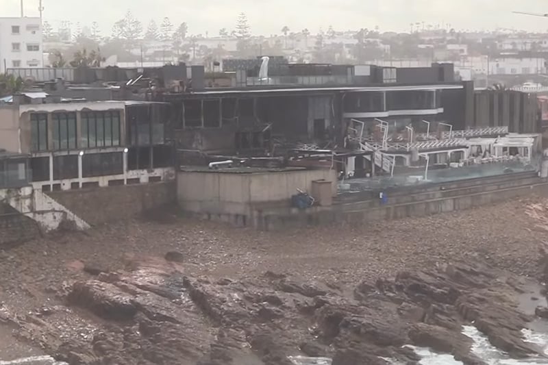حريق مهول في مطعم بكورنيش البيضاء