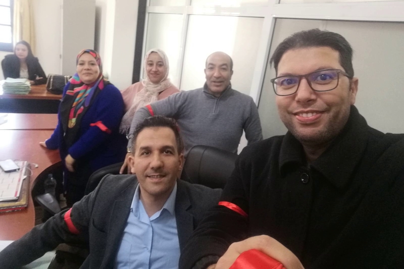 كتاب الضبط بإنزكان يحملون الشارات الحمراء
