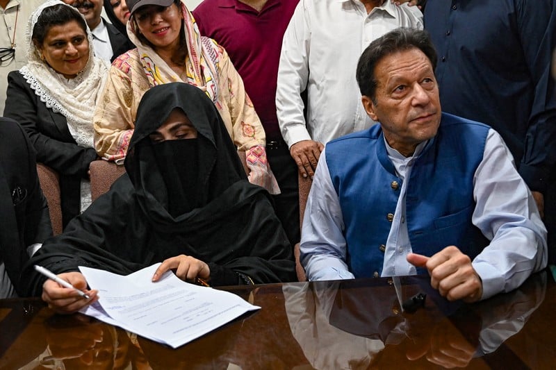 حكم جديد بسجن عمران خان وزوجته 14 عاما