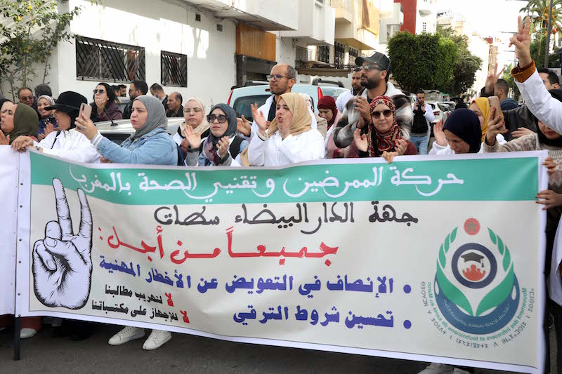 الممرضون المغاربة يحتجون ضد "العرض الحكومي" ويطالبون بـ "الإنصاف"