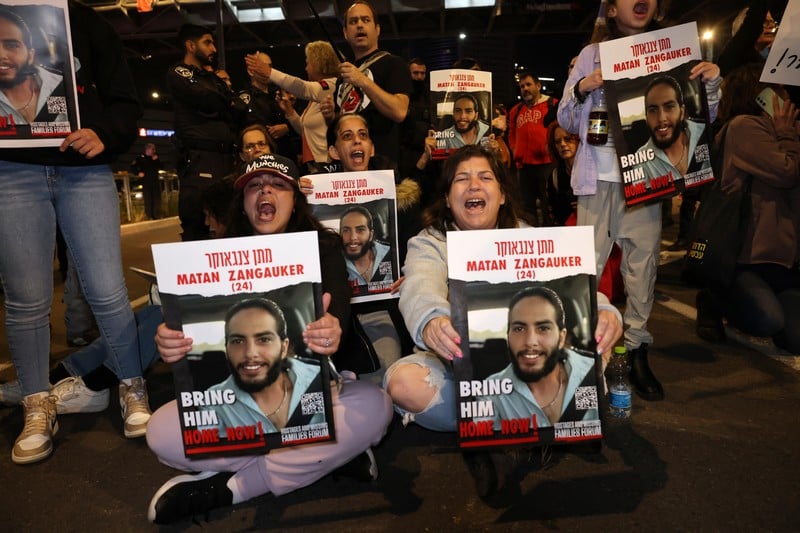 الآلاف في تل أبيب يطالبون بعزل نتانياهو