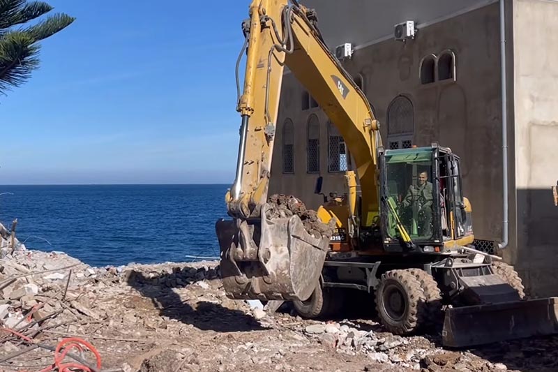 هدم يثير الاحتجاج بشاطئ بليونش