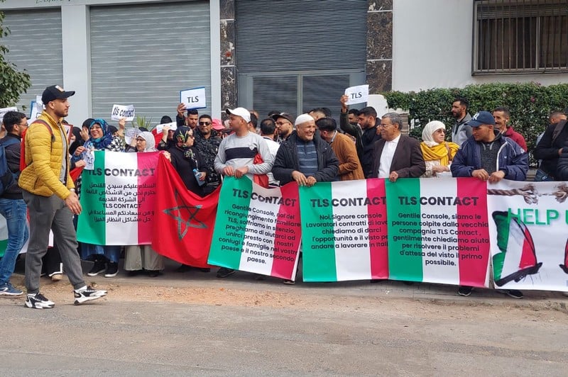 مغاربة يحتجون على قنصلية إيطاليا بالبيضاء