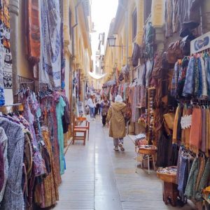 عبق مغربي يفوح بقيسارية مدينة غرناطة