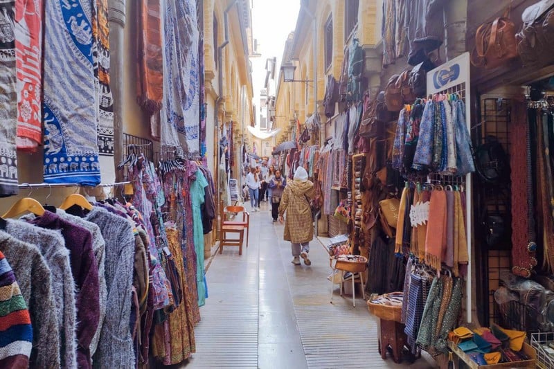 عبق مغربي يفوح بقيسارية مدينة غرناطة