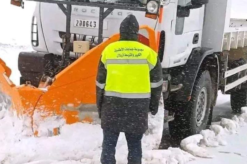 تراكم الثلوج يغلق الطرقات بإقليم أزيلال