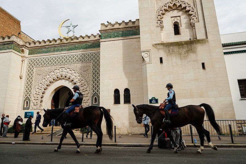 رأس خنزير برّي وتدنيس مسجدين .. فرنسا تندد بأعمال ضد المسلمين