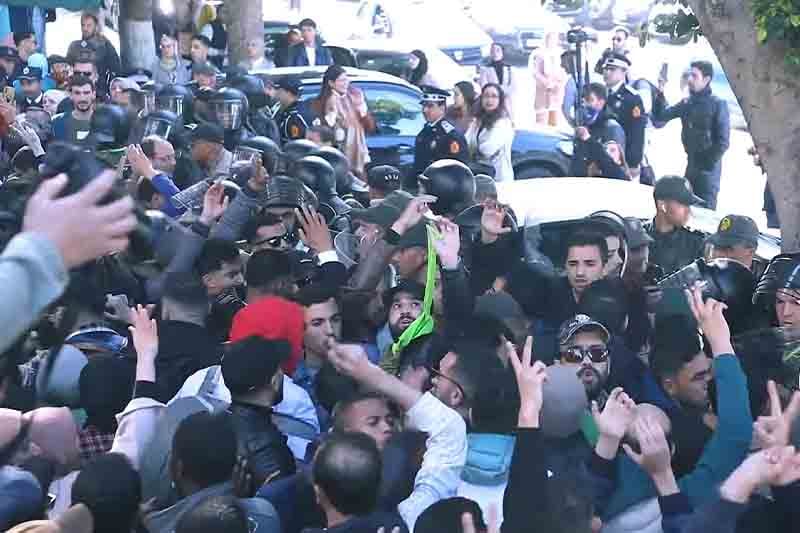 القوة العمومية تفرق ممرضين