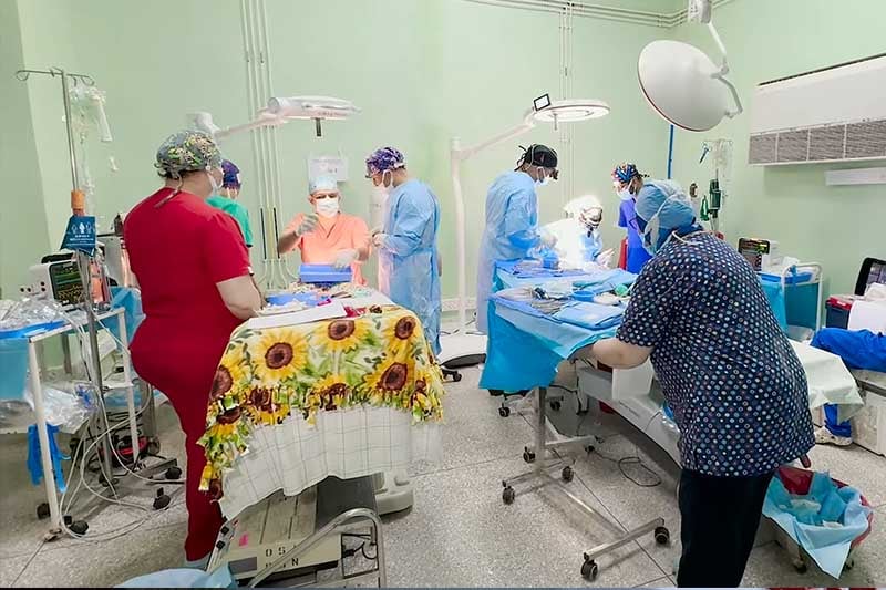 جراحون يمنحون البسمة للأطفال