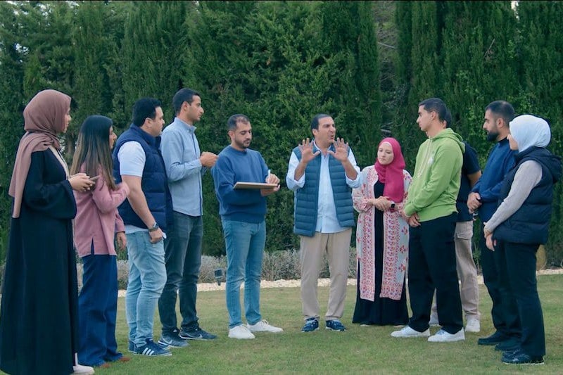 عمرو خالد: الإحسان في الحياة يوصل إلى الرضا والسعادة في الدنيا والآخرة