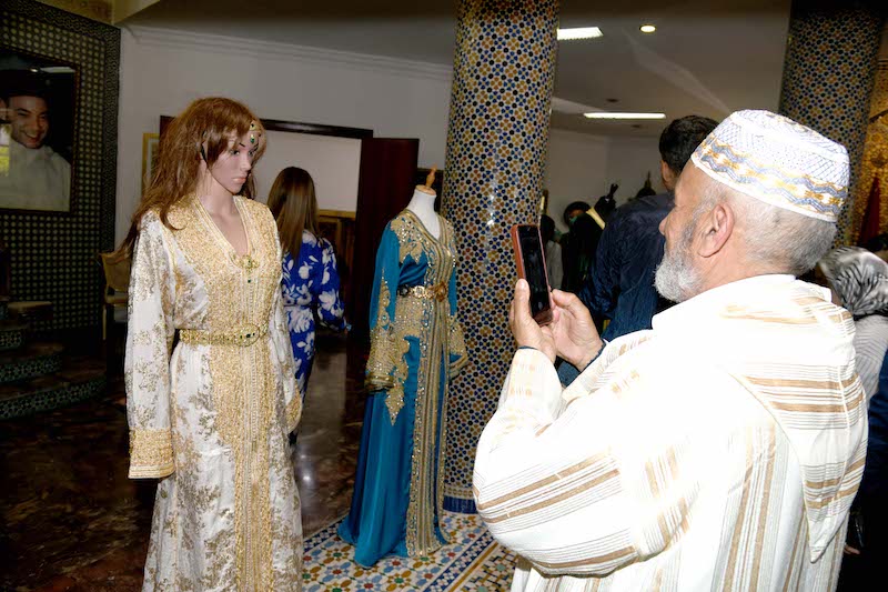 الصناع التقليديون المغاربة يرفضون سطو الجزائر على قفطان وزليج المملكة