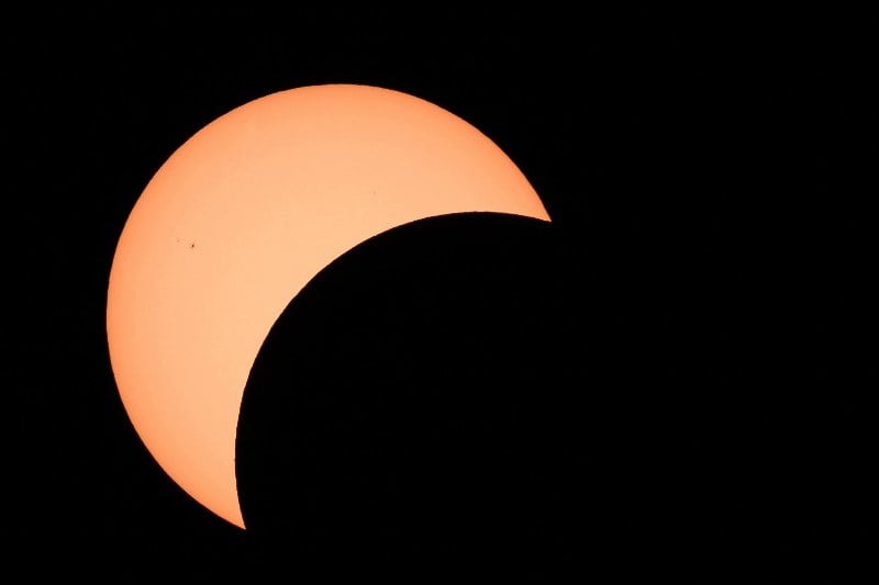الغيوم تحول دون متابعة كسوف جزئي في المملكة المتحدة