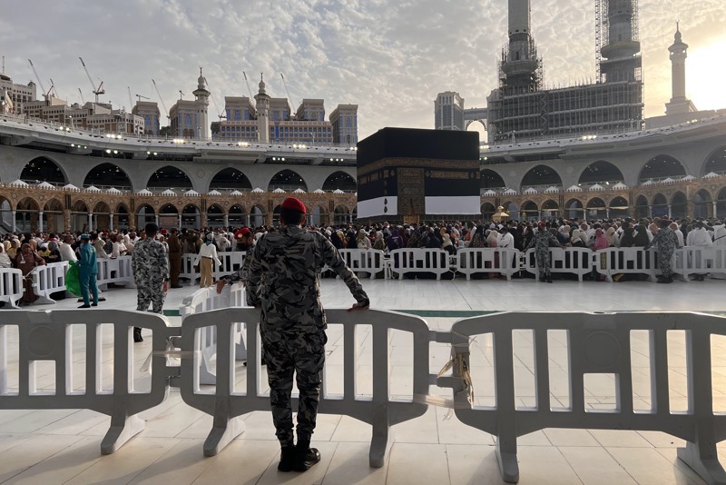 أمن الحرم المكي يحقق في سقوط شخص من الأدوار العلوية