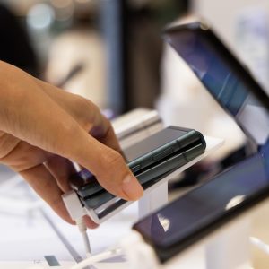 تسهيلات رقمية لكبار السن .. أنظمة تبسط استخدام الهواتف الذكية