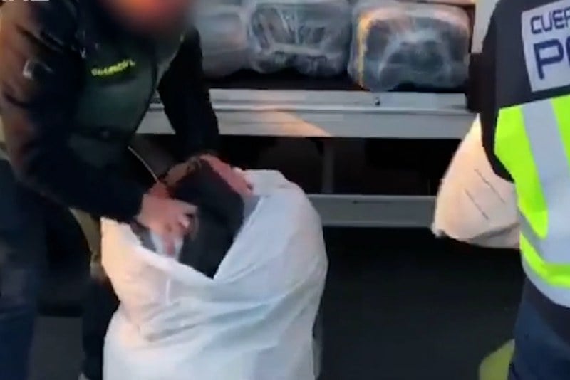 الشرطة الإسبانية تصادر 11 طناً من القمصان الكروية المقلدة