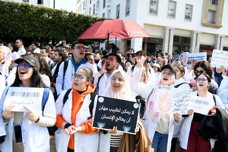 تدخّل رئيس الحكومة يقرّب "أزمة كليات الطب والصيدلة" من الانفراج