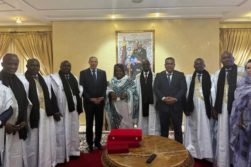 مسؤولون بورونديون يزورون العيون