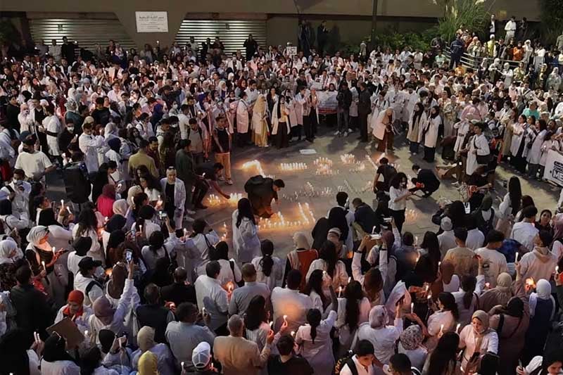 وقفة الشموع لطلبة الطب