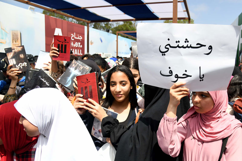 طوابير تنتظر المسلم في معرض الكتاب