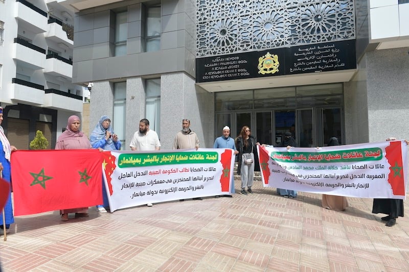عائلات "مغاربة ميانمار" تحتج بالرباط .. وناجية تكشف تفاصيل "رحلة الجحيم"
