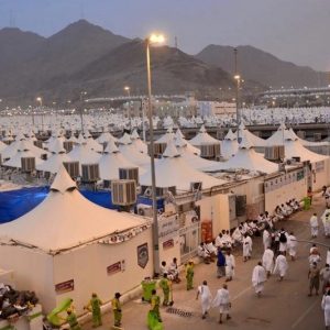 اللجوء إلى المبيت في العراء بسبب نقص الخيام يثير غضب حجاج مغاربة