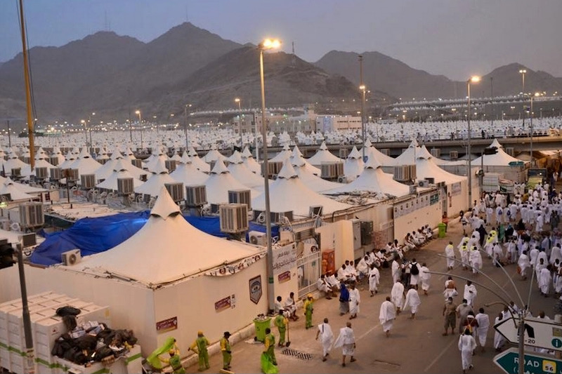 اللجوء إلى المبيت في العراء بسبب نقص الخيام يثير غضب حجاج مغاربة
