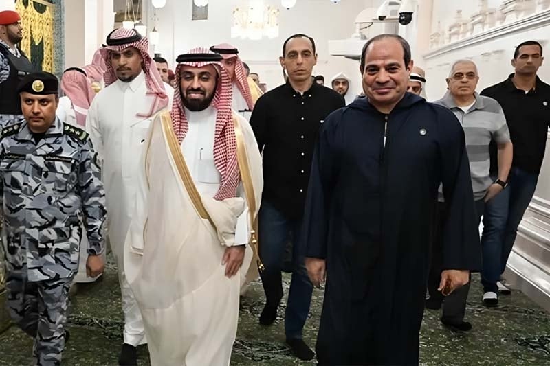 جلباب السيسي "المغربي" يثير الجدل