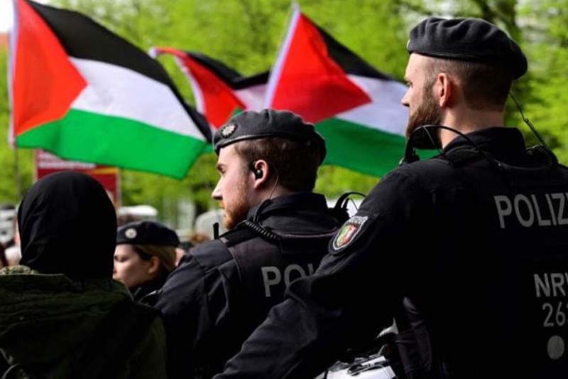 الشرطة الألمانية تروع طفلا لحمله علم فلسطين